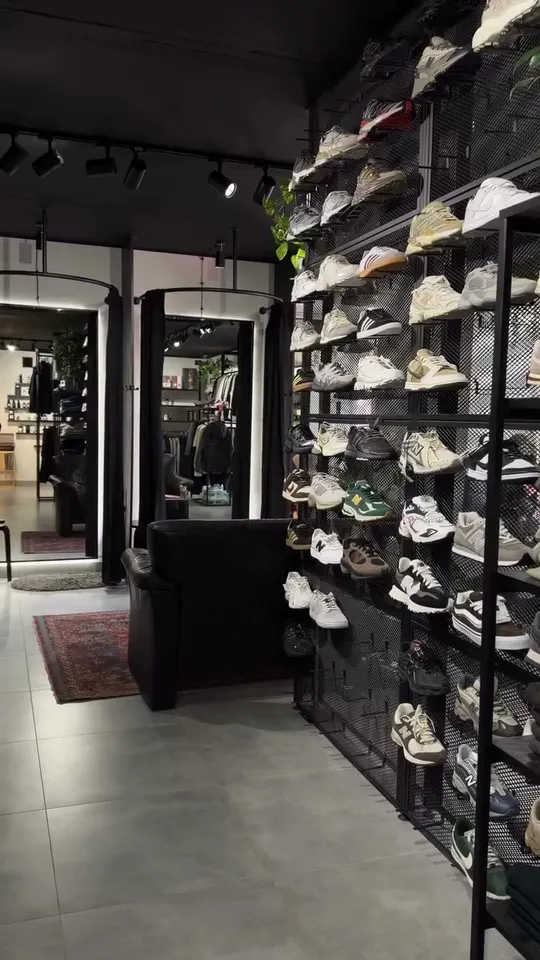 Шоурум Walter Store, sneaker-wall